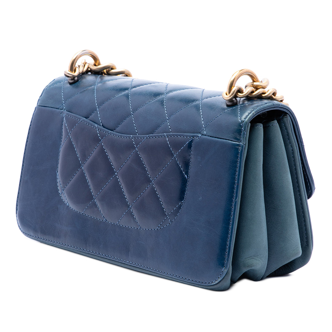 Chanel Small Matelassé Cuir de veau Straight Lined à rabat