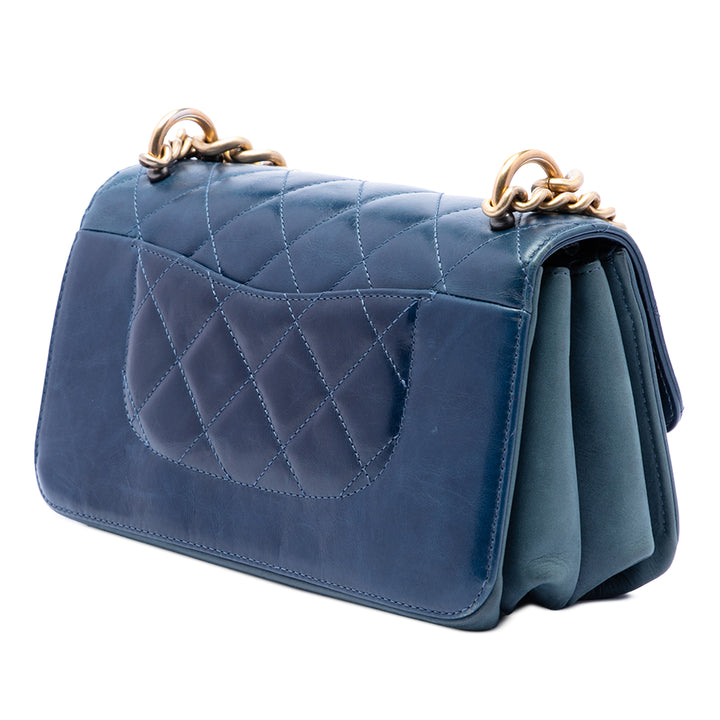 Chanel Small Matelassé Cuir de veau Straight Lined à rabat