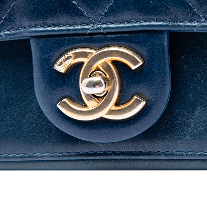 Chanel Small Matelassé Cuir de veau Straight Lined à rabat
