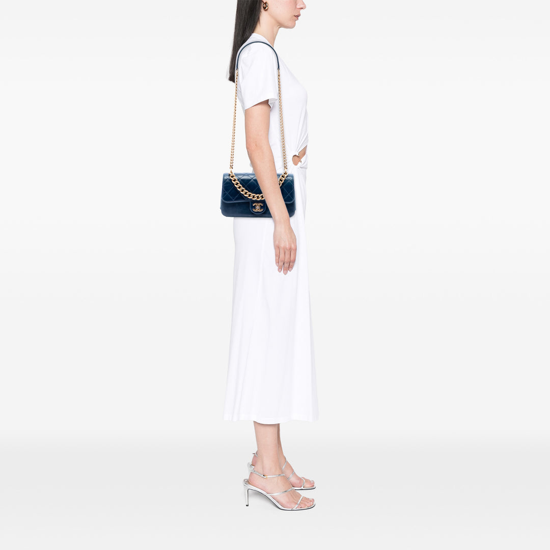 Chanel Small Matelassé Cuir de veau Straight Lined à rabat