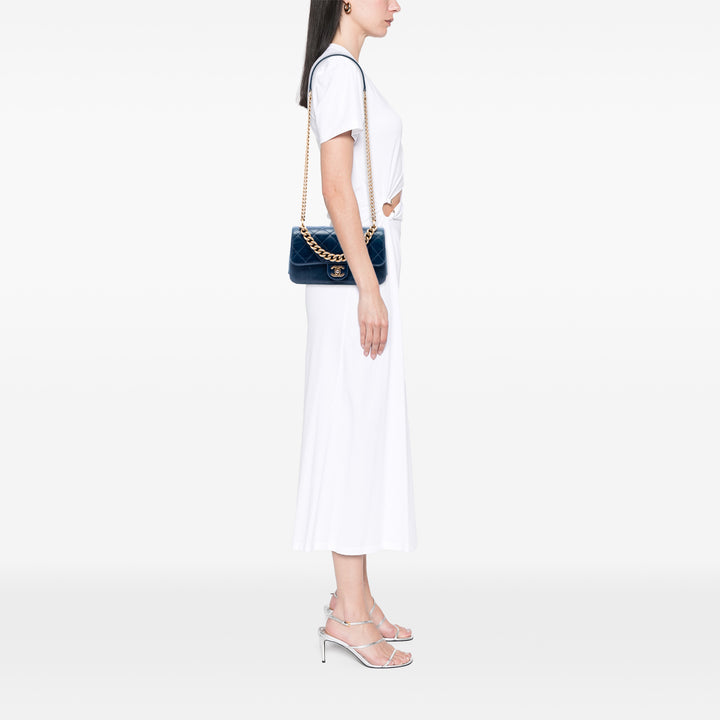 Chanel Small Matelassé Cuir de veau Straight Lined à rabat
