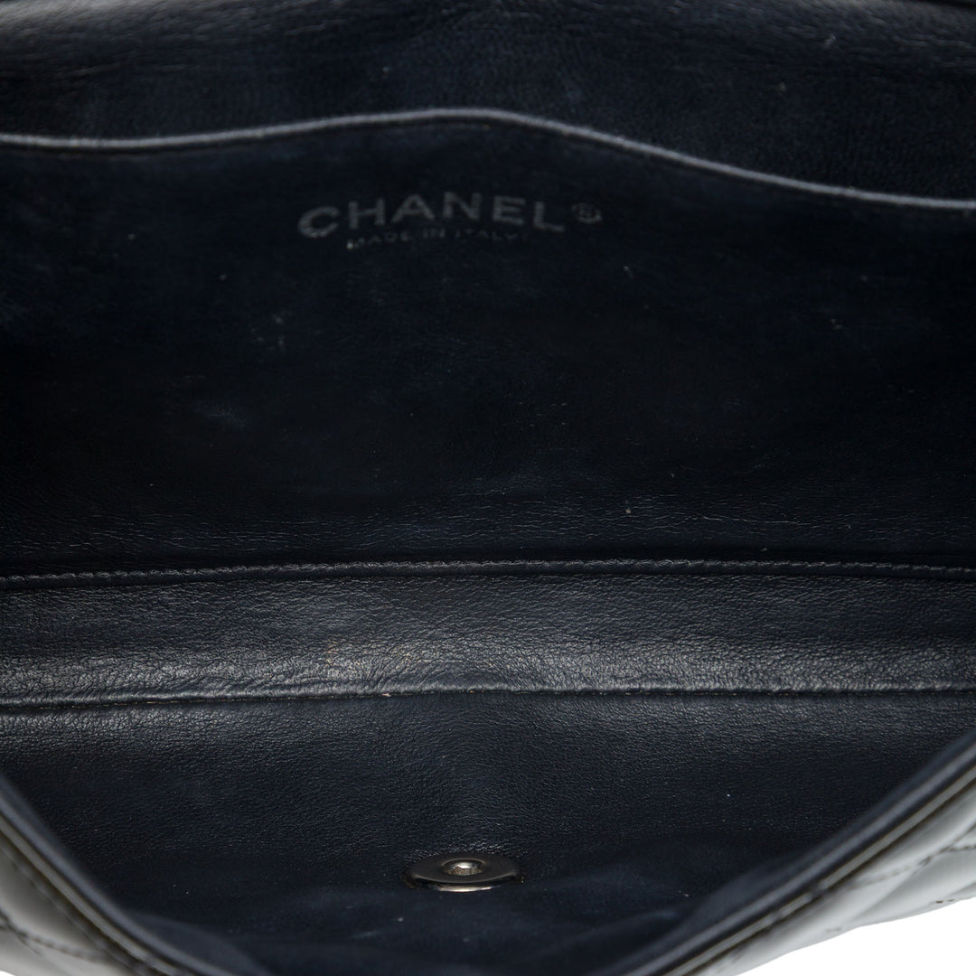 Chanel Pochette CC Matelassé Striated à rabat avec chaîne Marron – vue 4 – GABY PARIS