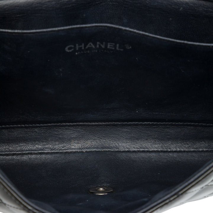 Chanel Pochette CC Matelassé Striated à rabat avec chaîne Marron – vue 4 – GABY PARIS
