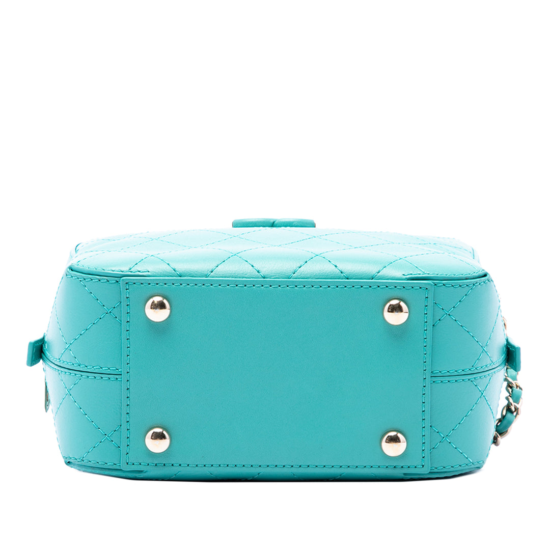 Chanel CC Surpiqué Émail Sac caméra Cuir de veau Bleu – vue 3 – GABY PARIS