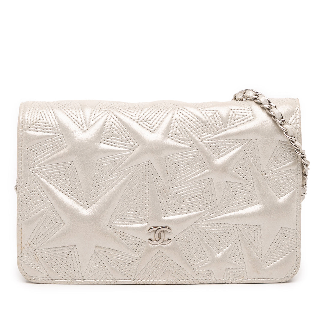 Chanel Métallisé Cuir d’agneau Star Embossed Portefeuille On Chain Argenté – GABY PARIS Authentique