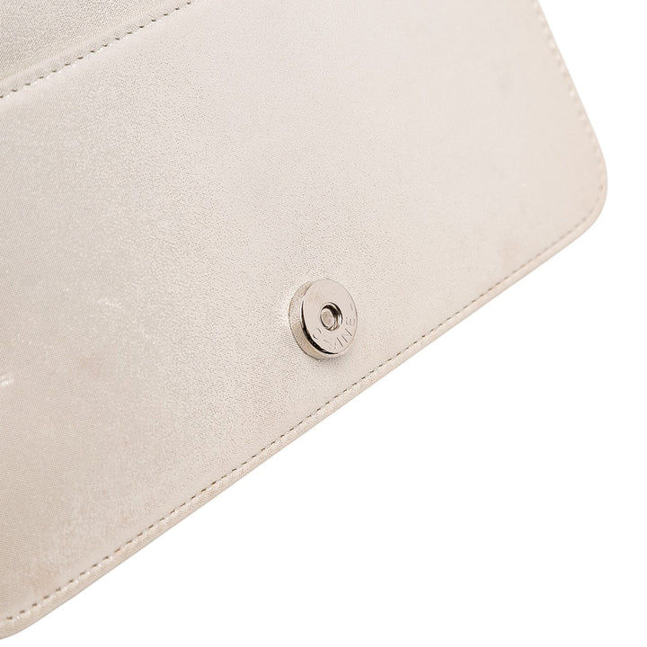 Chanel Métallisé Cuir d’agneau Star Embossed Portefeuille On Chain Argenté – GABY PARIS Authentique