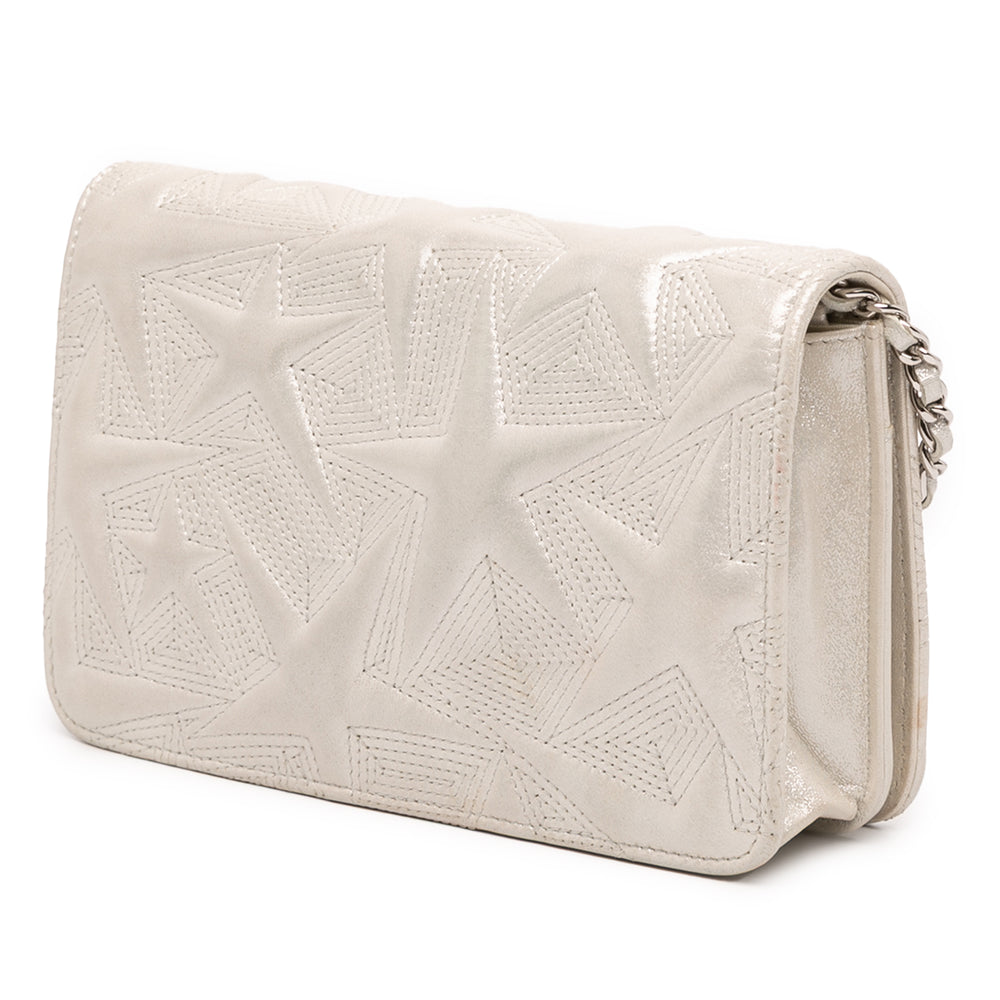Chanel Métallisé Cuir d’agneau Star Embossed Portefeuille On Chain Argenté – GABY PARIS Authentique