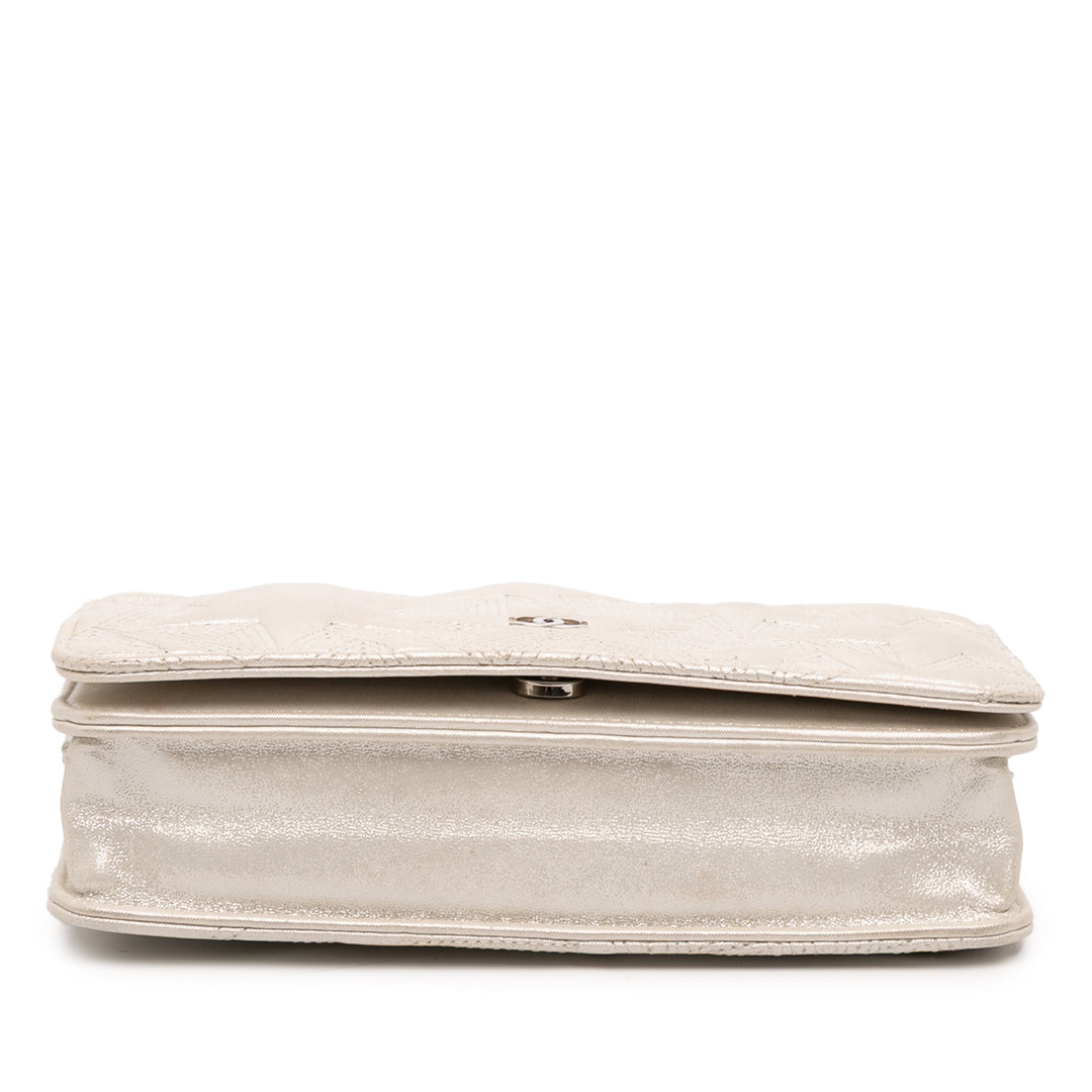 Chanel Métallisé Cuir d’agneau Star Embossed Portefeuille On Chain Argenté – GABY PARIS Authentique