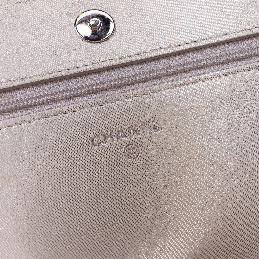 Chanel Métallisé Cuir d’agneau Star Embossed Portefeuille On Chain Argenté – GABY PARIS Authentique