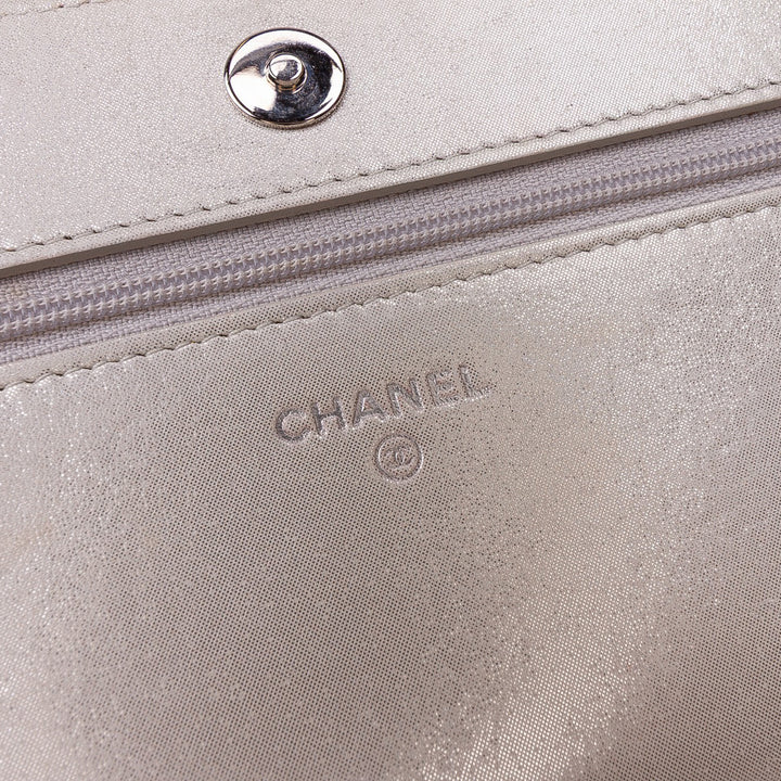 Chanel Métallisé Cuir d’agneau Star Embossed Portefeuille On Chain Argenté – GABY PARIS Authentique