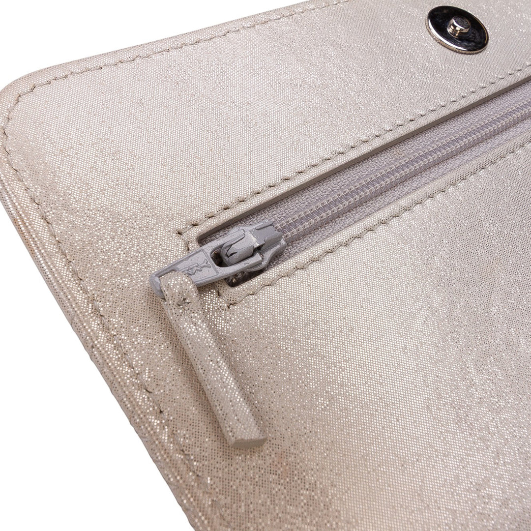 Chanel Métallisé Cuir d’agneau Star Embossed Portefeuille On Chain Argenté – GABY PARIS Authentique