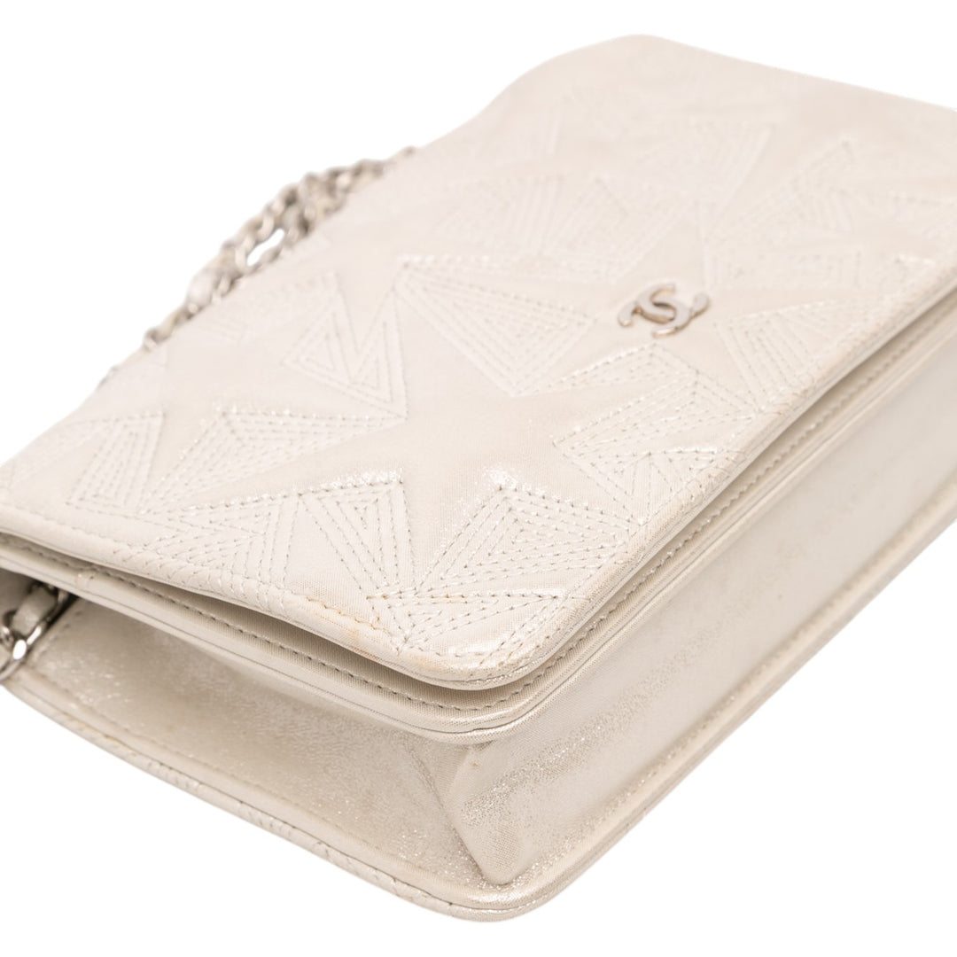 Chanel Métallisé Cuir d’agneau Star Embossed Portefeuille On Chain Argenté – GABY PARIS Authentique