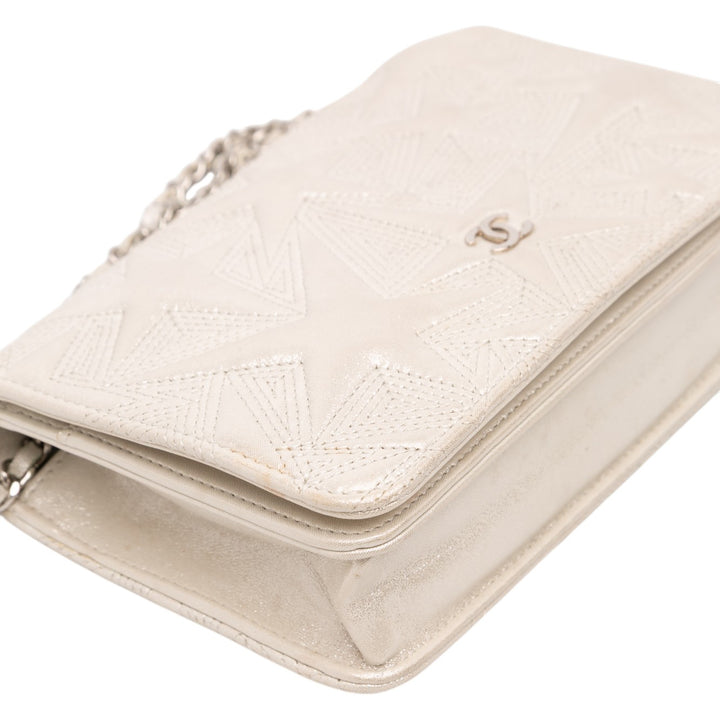Chanel Métallisé Cuir d’agneau Star Embossed Portefeuille On Chain Argenté – GABY PARIS Authentique