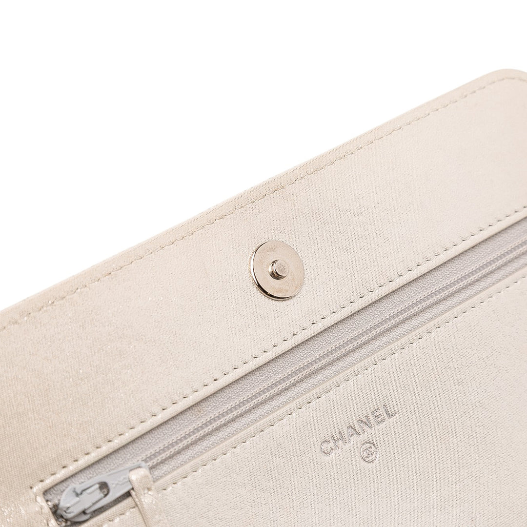 Chanel Métallisé Cuir d’agneau Star Embossed Portefeuille On Chain Argenté – GABY PARIS Authentique