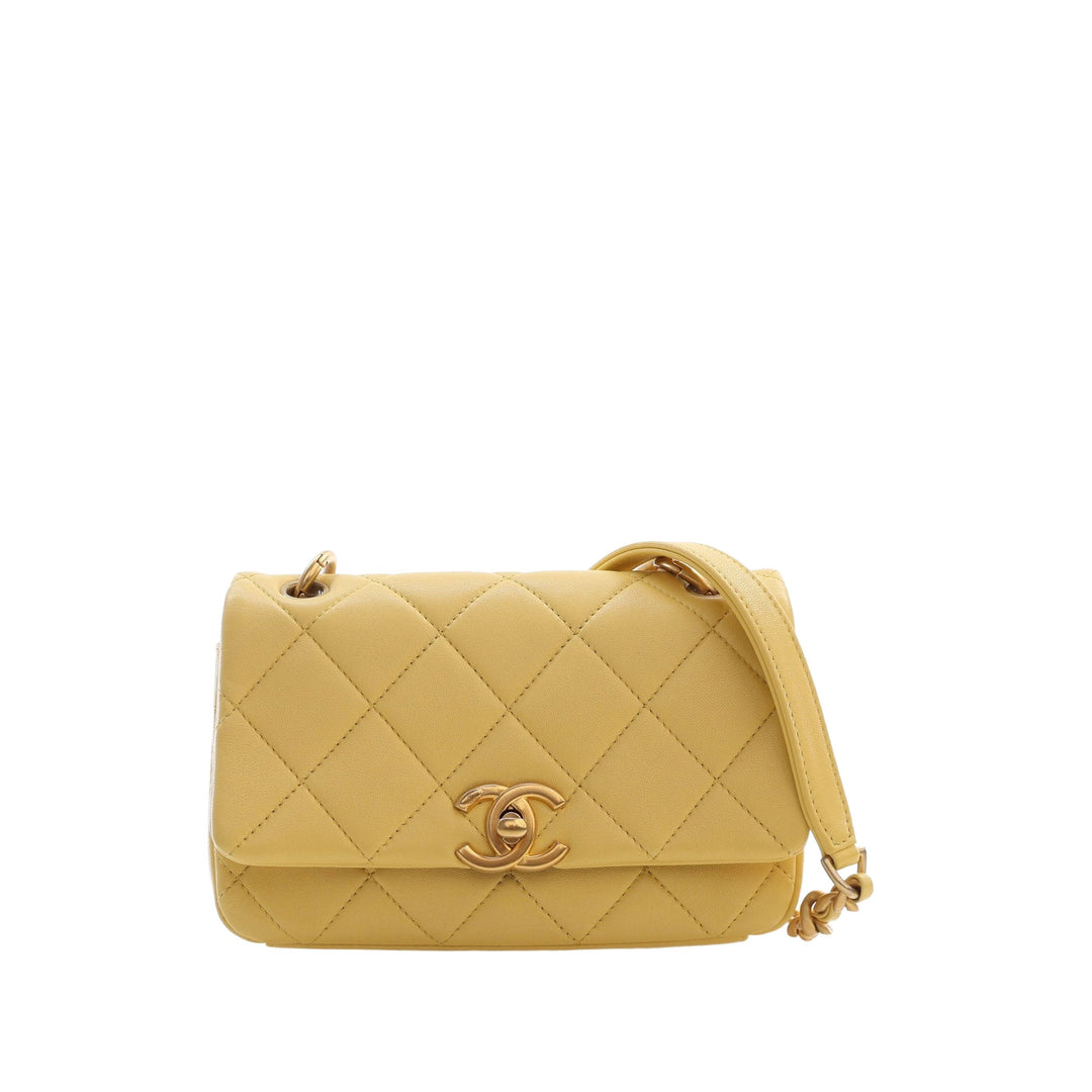 Chanel Sac à main Matelassé Chaîne is More à rabat Petit Cuir d'agneau Jaune – vue principale – GABY PARIS