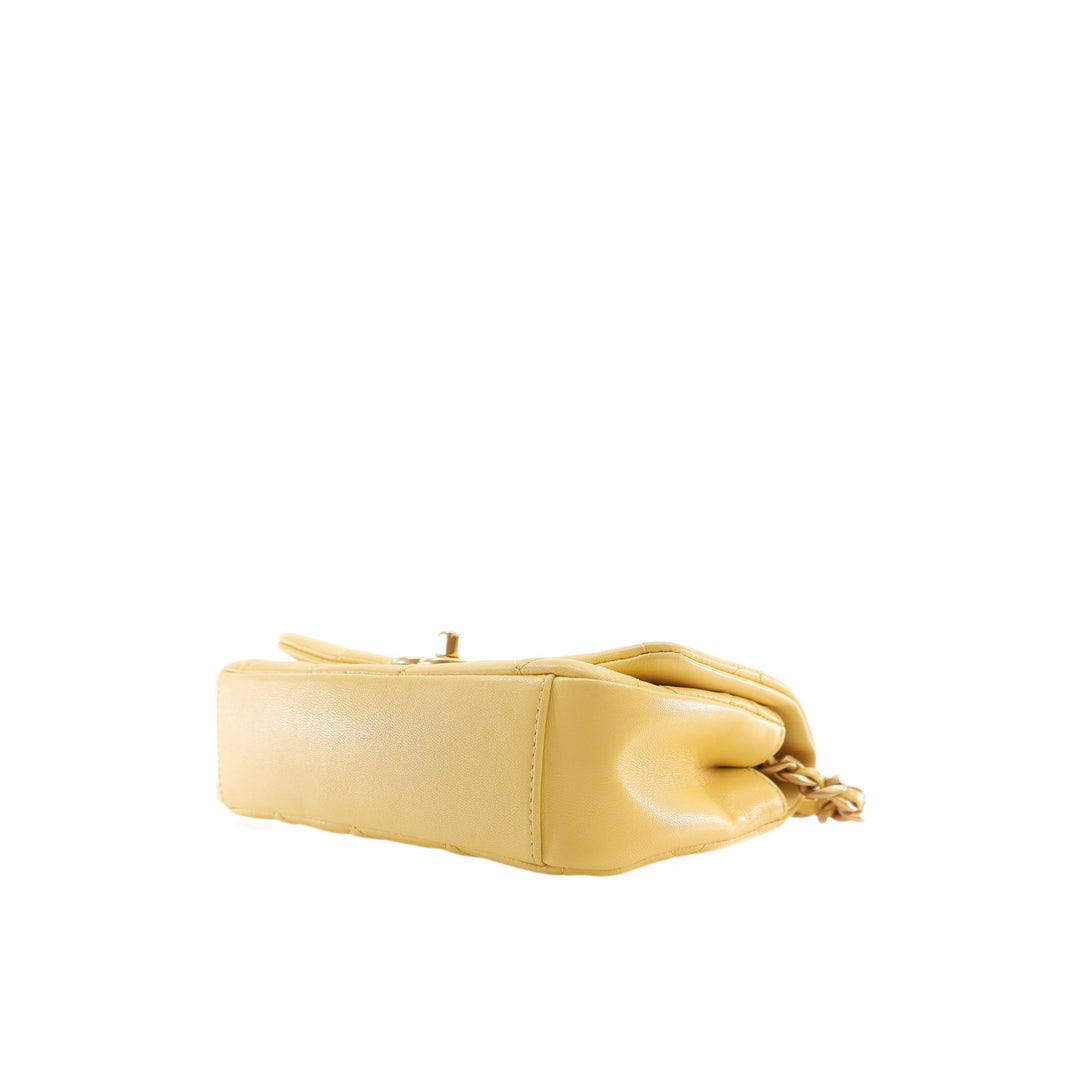 Chanel Sac à main Matelassé Chaîne is More à rabat Petit Cuir d'agneau Jaune – vue 11 – GABY PARIS
