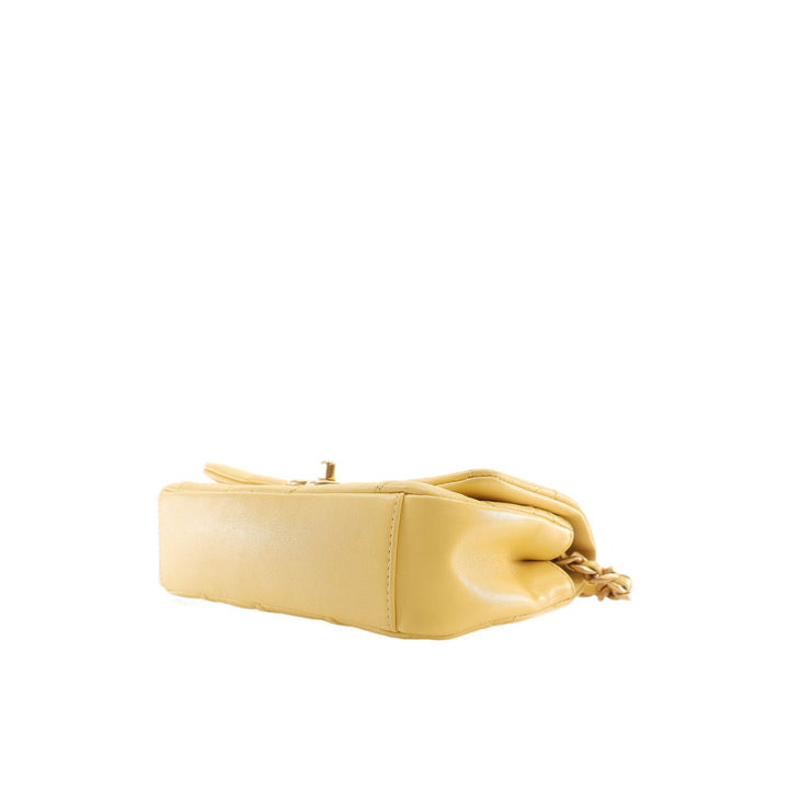 Chanel Sac à main Matelassé Chaîne is More à rabat Petit Cuir d'agneau Jaune – vue 11 – GABY PARIS