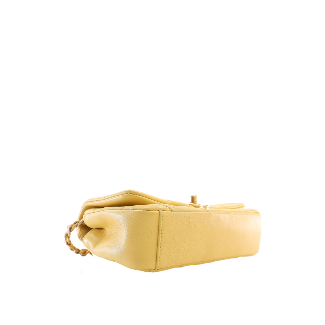 Chanel Sac à main Matelassé Chaîne is More à rabat Petit Cuir d'agneau Jaune – vue 12 – GABY PARIS
