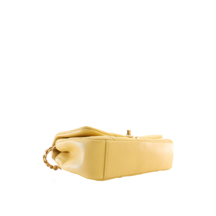 Chanel Sac à main Matelassé Chaîne is More à rabat Petit Cuir d'agneau Jaune – vue 12 – GABY PARIS