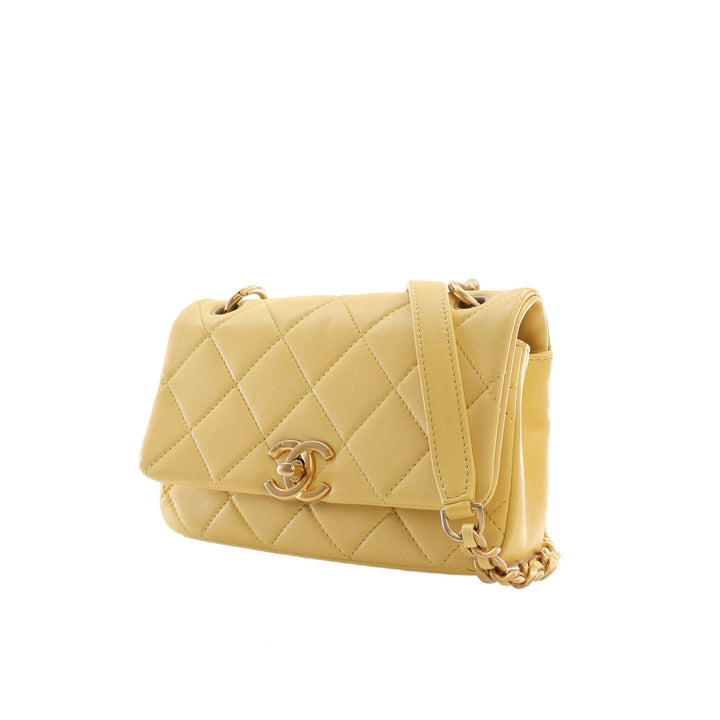 Chanel Sac à main Matelassé Chaîne is More à rabat Petit Cuir d'agneau Jaune – vue 13 – GABY PARIS