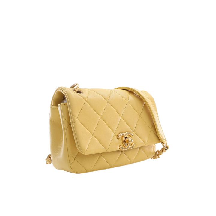 Chanel Sac à main Matelassé Chaîne is More à rabat Petit Cuir d'agneau Jaune – vue 14 – GABY PARIS