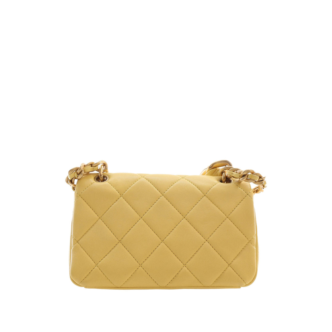Chanel Sac à main Matelassé Chaîne is More à rabat Petit Cuir d'agneau Jaune – vue 2 – GABY PARIS