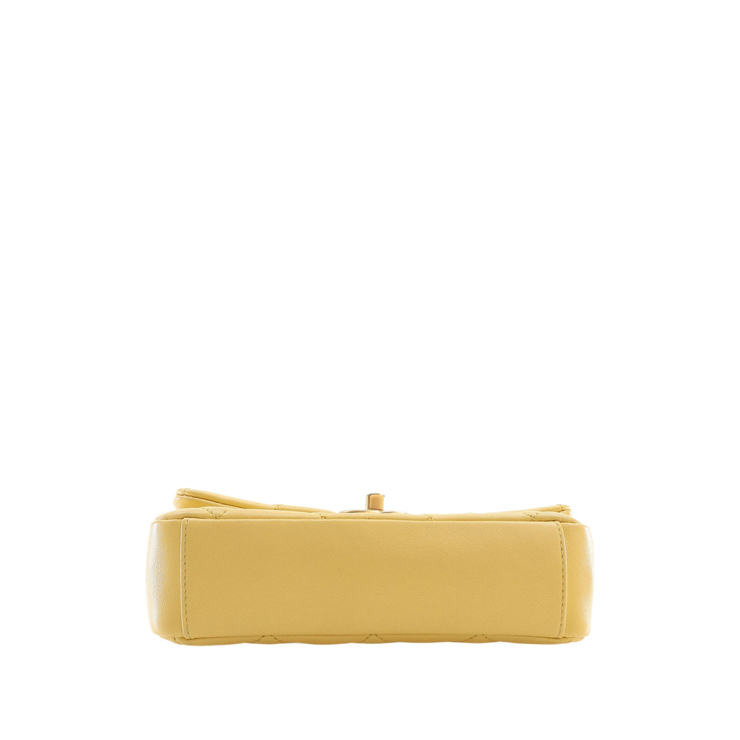 Chanel Sac à main Matelassé Chaîne is More à rabat Petit Cuir d'agneau Jaune – vue 3 – GABY PARIS