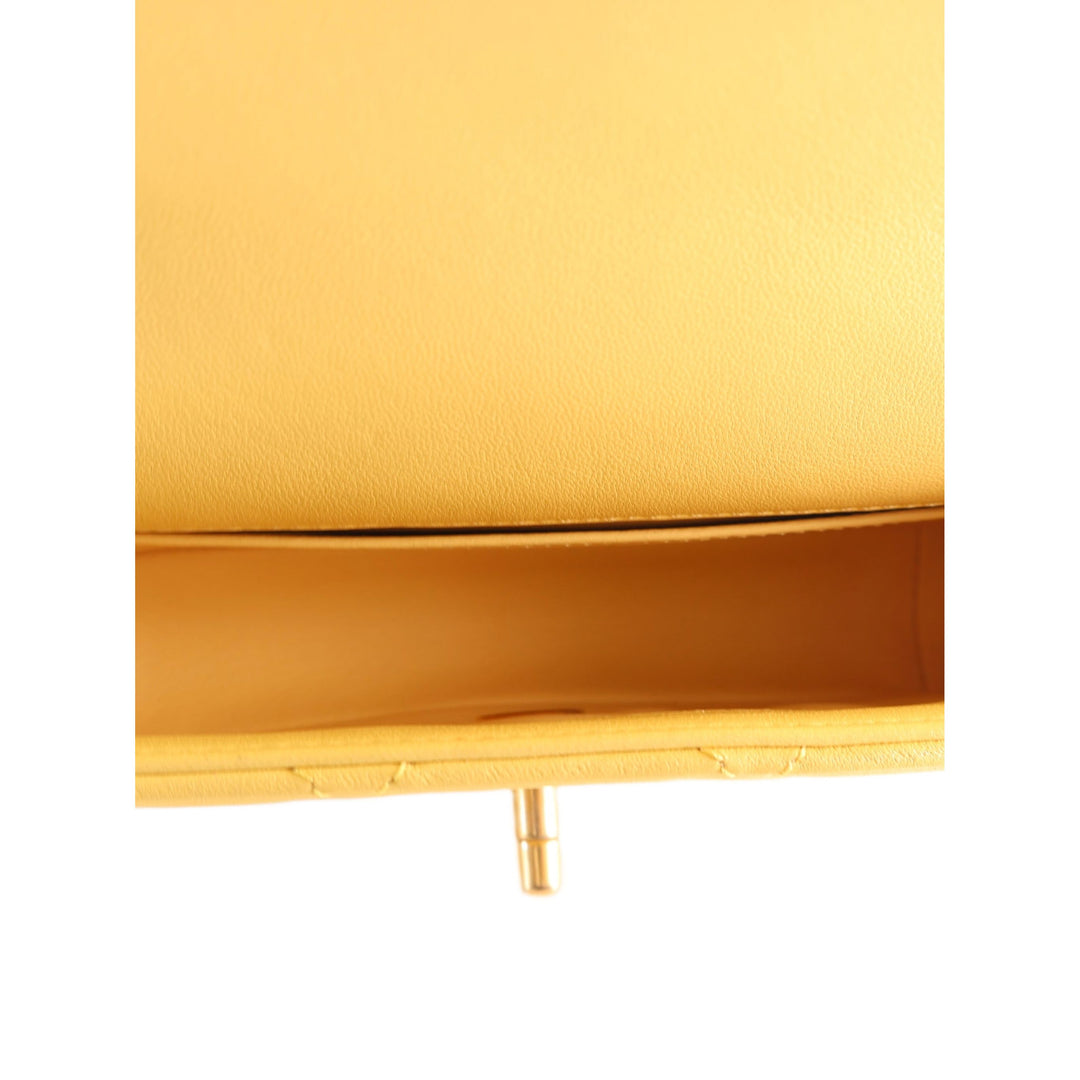 Chanel Sac à main Matelassé Chaîne is More à rabat Petit Cuir d'agneau Jaune – vue 4 – GABY PARIS