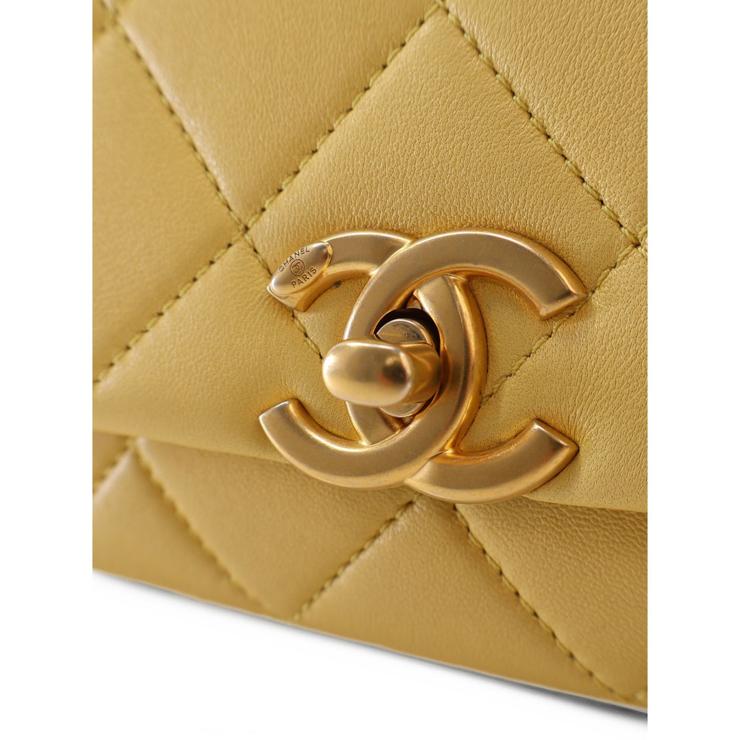Chanel Sac à main Matelassé Chaîne is More à rabat Petit Cuir d'agneau Jaune – vue 5 – GABY PARIS