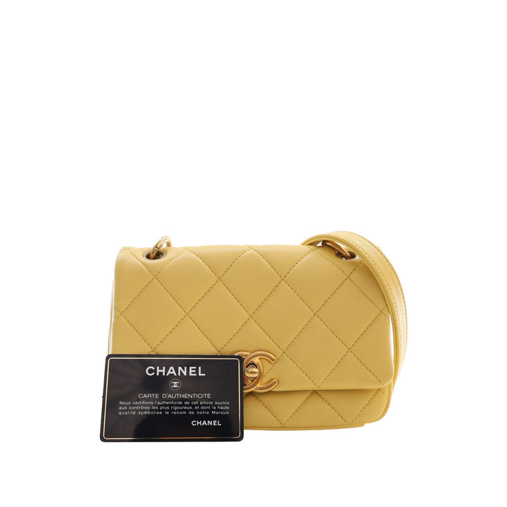 Chanel Sac à main Matelassé Chaîne is More à rabat Petit Cuir d'agneau Jaune – vue 6 – GABY PARIS