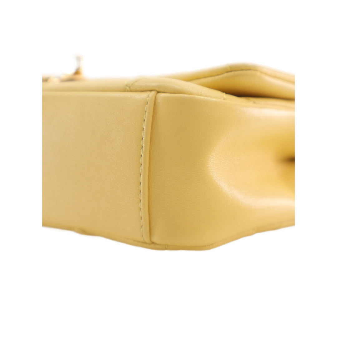 Chanel Sac à main Matelassé Chaîne is More à rabat Petit Cuir d'agneau Jaune – vue 9 – GABY PARIS