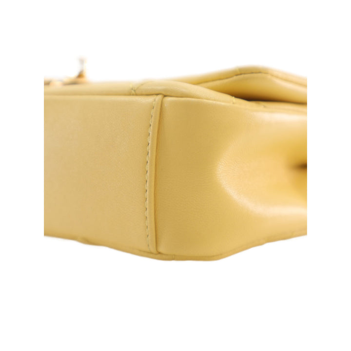 Chanel Sac à main Matelassé Chaîne is More à rabat Petit Cuir d'agneau Jaune – vue 9 – GABY PARIS