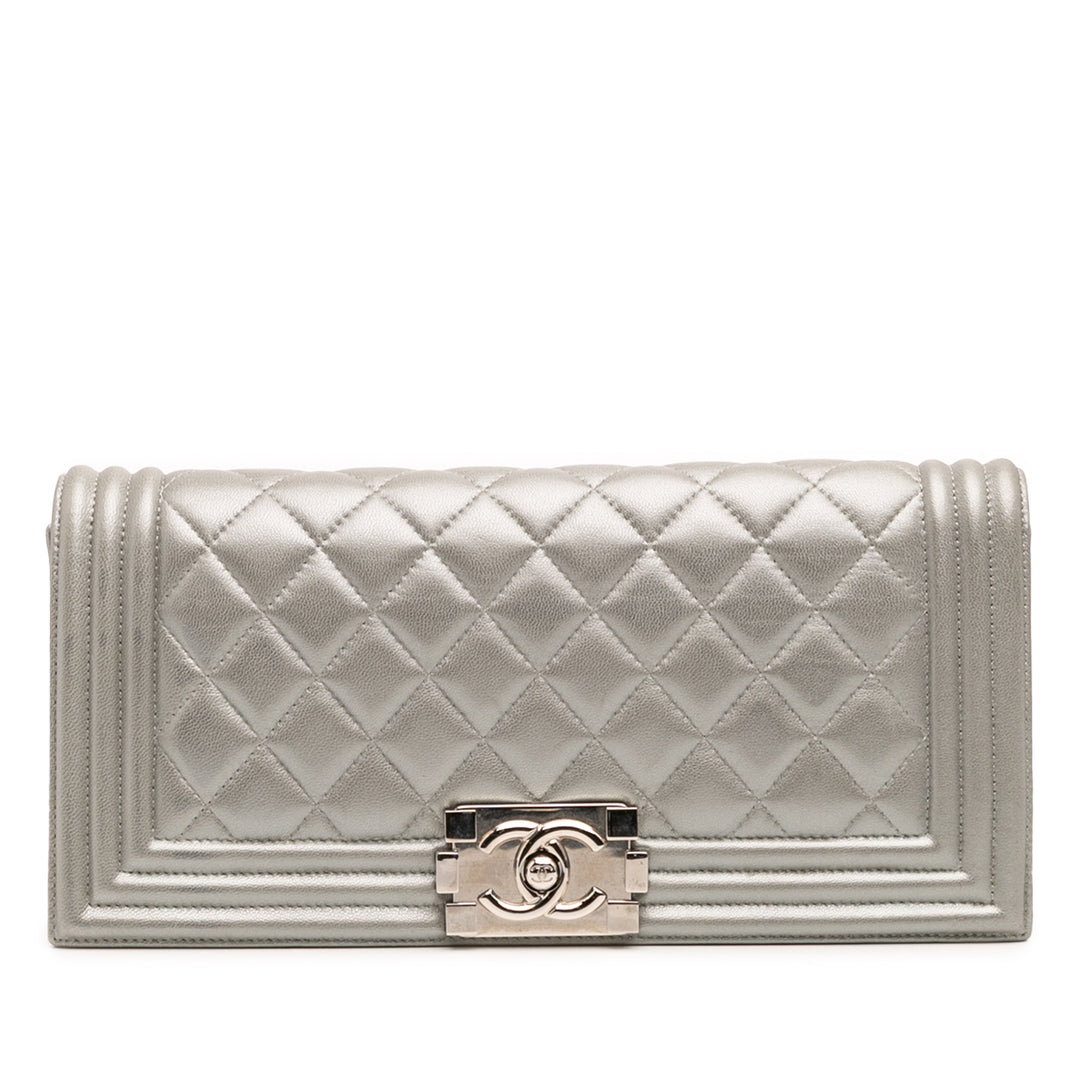 Chanel Quilted Cuir d’agneau Boy Flap Pochette Argenté – GABY PARIS Authentique