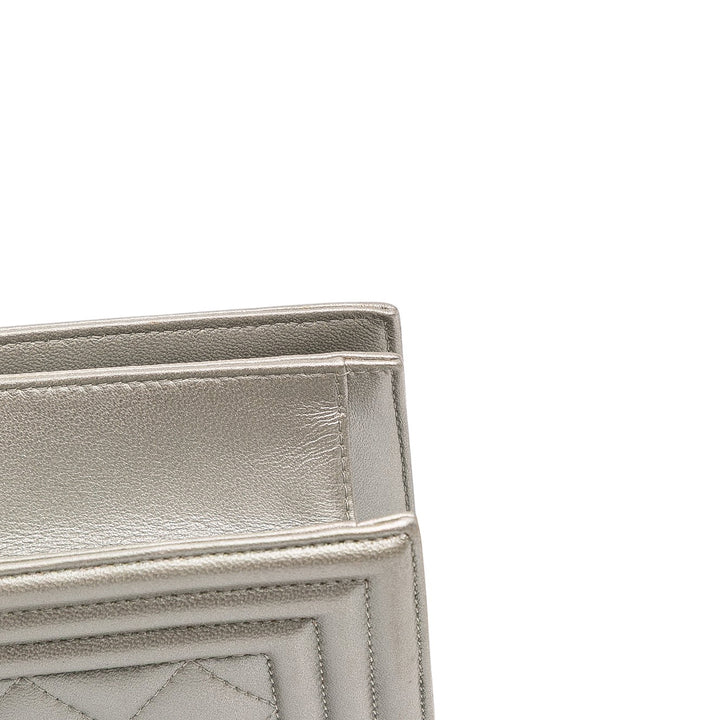 Chanel Quilted Cuir d’agneau Boy Flap Pochette Argenté – GABY PARIS Authentique