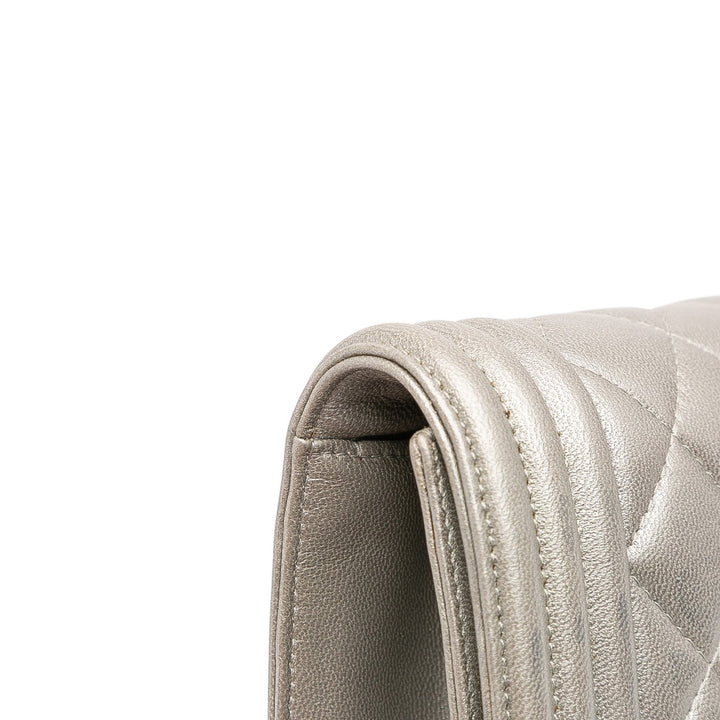 Chanel Quilted Cuir d’agneau Boy Flap Pochette Argenté – GABY PARIS Authentique