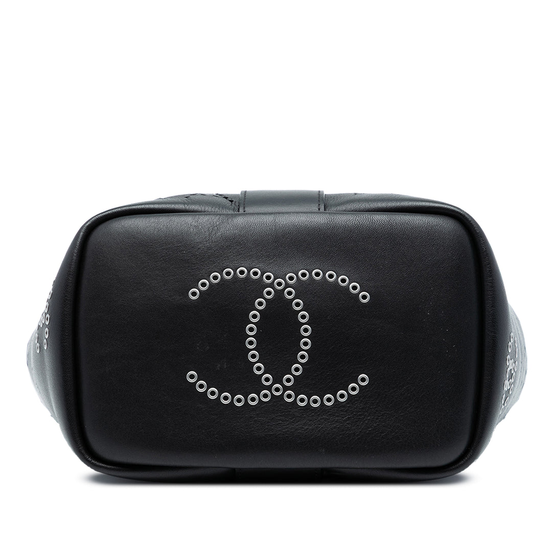 Chanel Small perforé Cuir de veau Logo Eyelet Bucket Bag