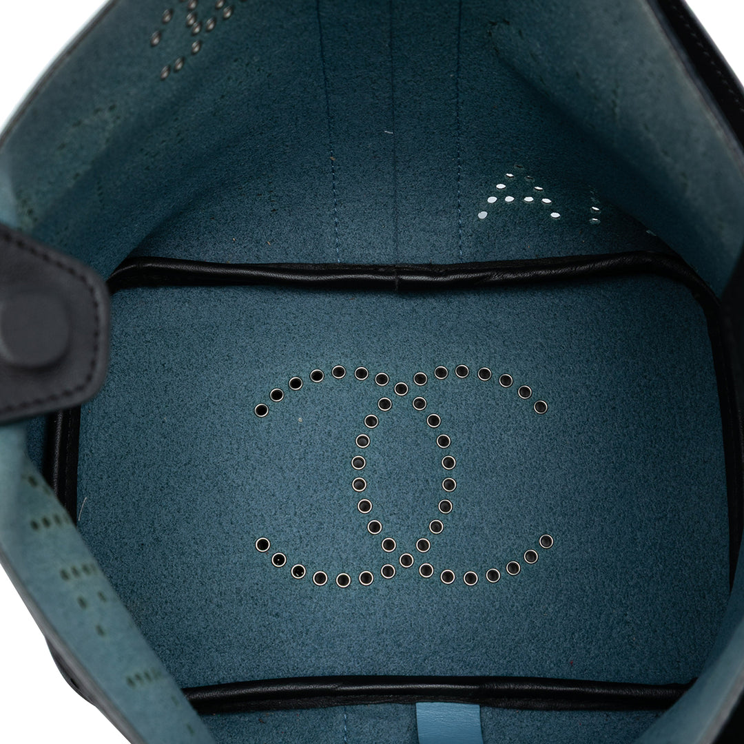 Chanel Small perforé Cuir de veau Logo Eyelet Bucket Bag