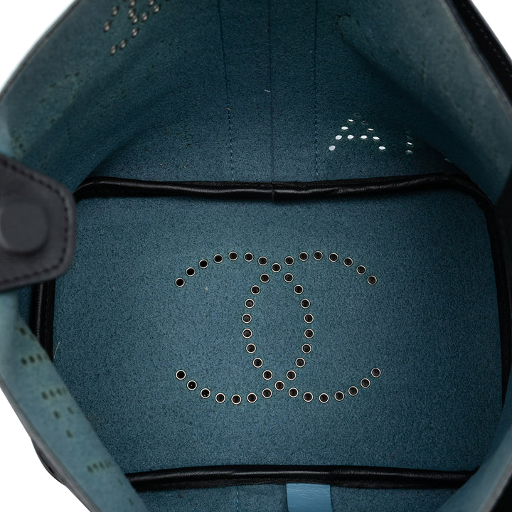 Chanel Small perforé Cuir de veau Logo Eyelet Bucket Bag