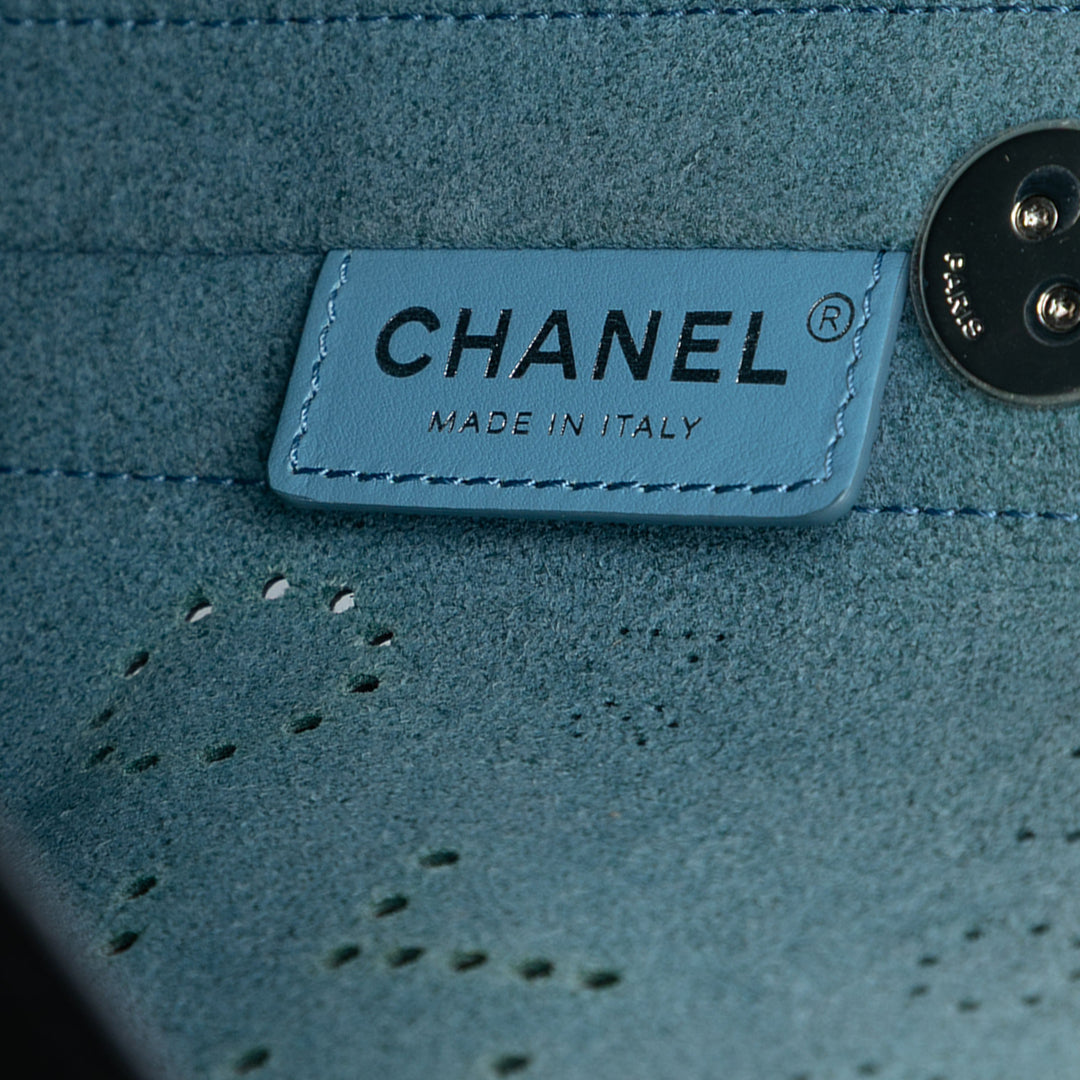 Chanel Small perforé Cuir de veau Logo Eyelet Bucket Bag