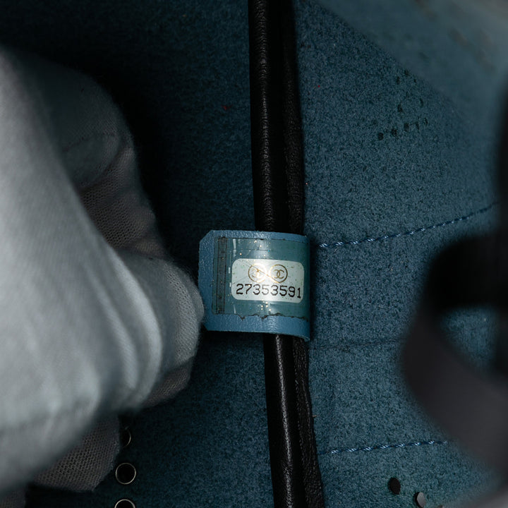 Chanel Small perforé Cuir de veau Logo Eyelet Bucket Bag