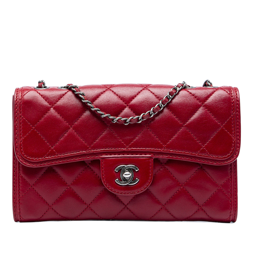Chanel Matelassé Citizen Zippé à rabat Petit Cuir d'agneau Rouge – vue principale – GABY PARIS