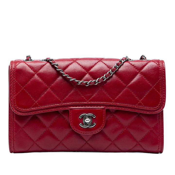 Chanel Matelassé Citizen Zippé à rabat Petit Cuir d'agneau Rouge – vue principale – GABY PARIS