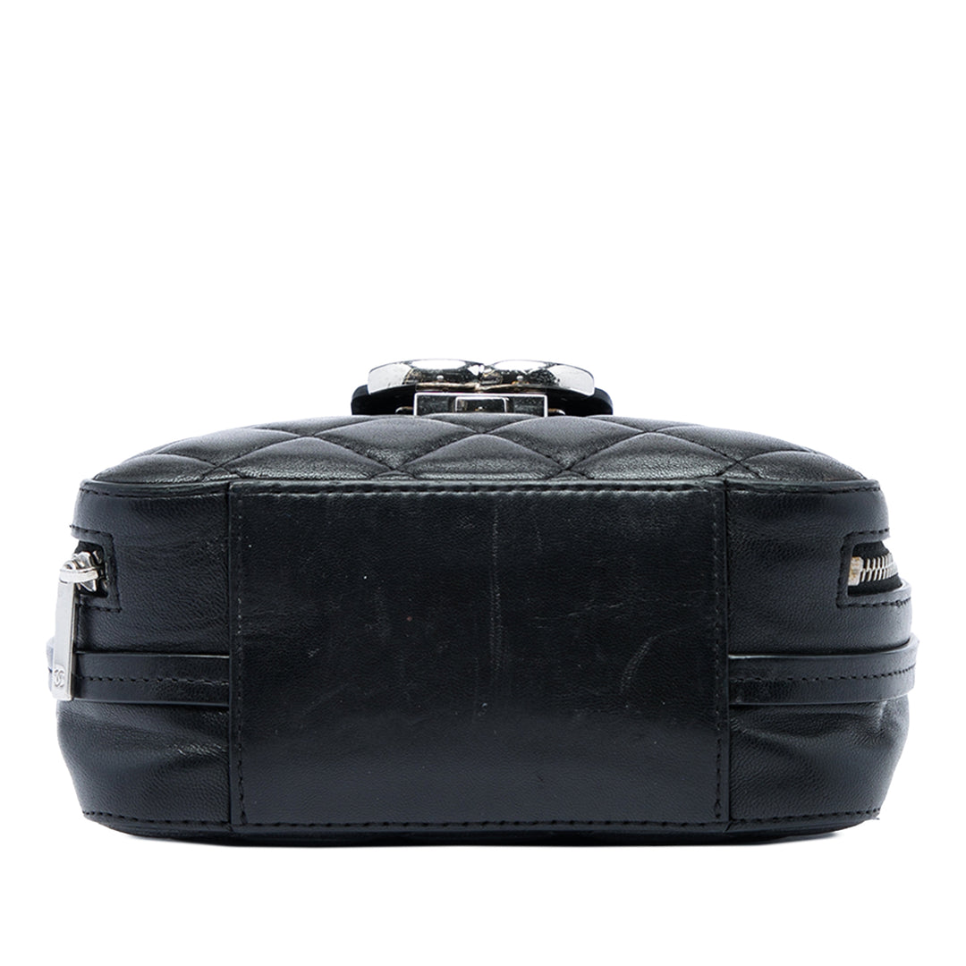 Chanel Matelassé CC Sac boîte caméra Mini Cuir d'agneau Noir – vue 3 – GABY PARIS