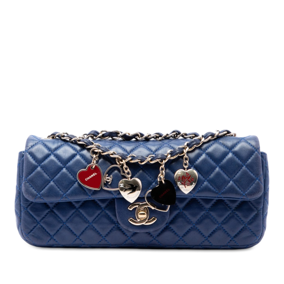 Chanel Sac porté épaule Matelassé Valentine Heart Charms East West à rabat Cuir d'agneau Bleu – vue principale – GABY PARIS