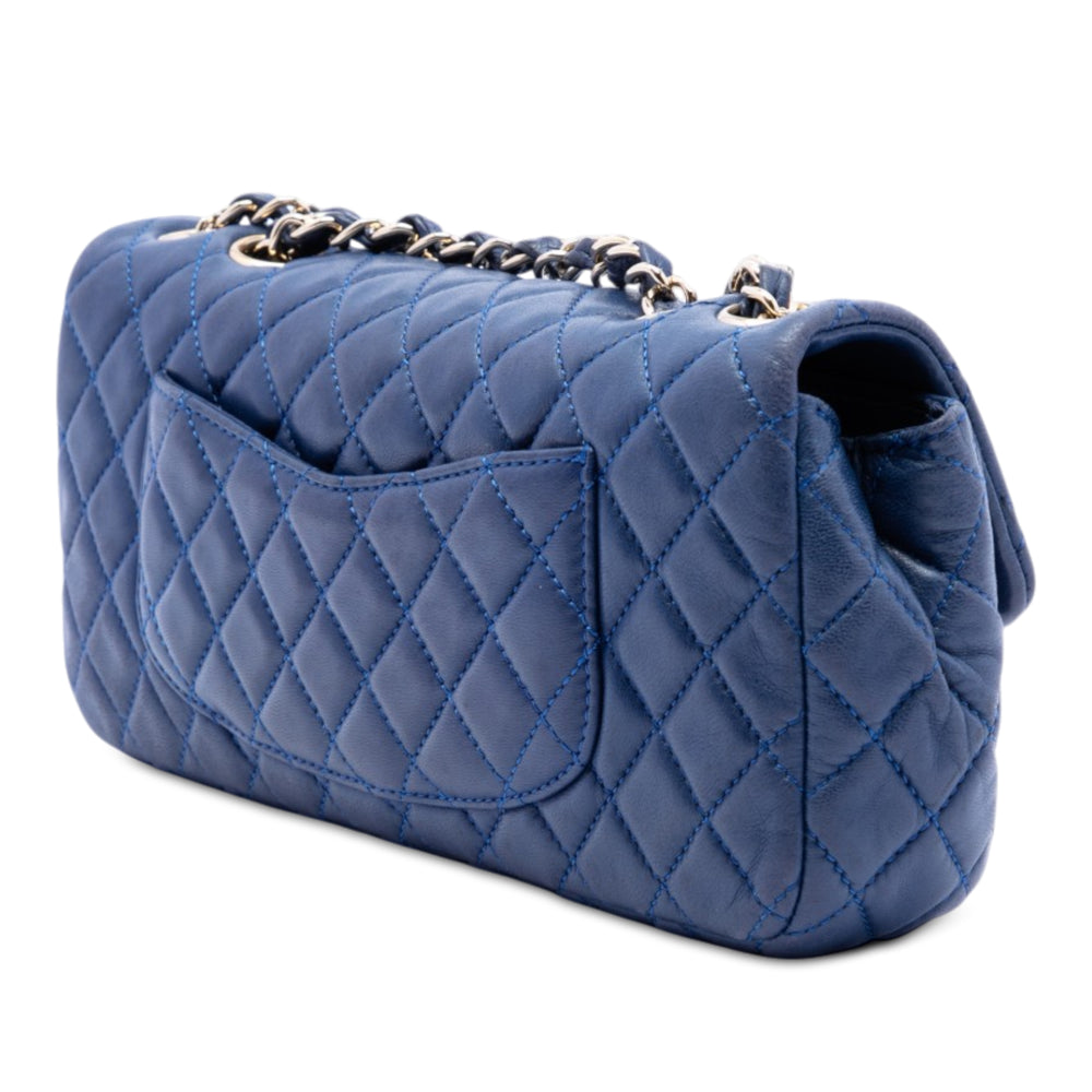 Chanel Sac porté épaule Matelassé Valentine Heart Charms East West à rabat Cuir d'agneau Bleu – vue 2 – GABY PARIS