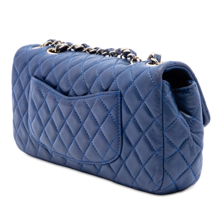Chanel Sac porté épaule Matelassé Valentine Heart Charms East West à rabat Cuir d'agneau Bleu – vue 2 – GABY PARIS