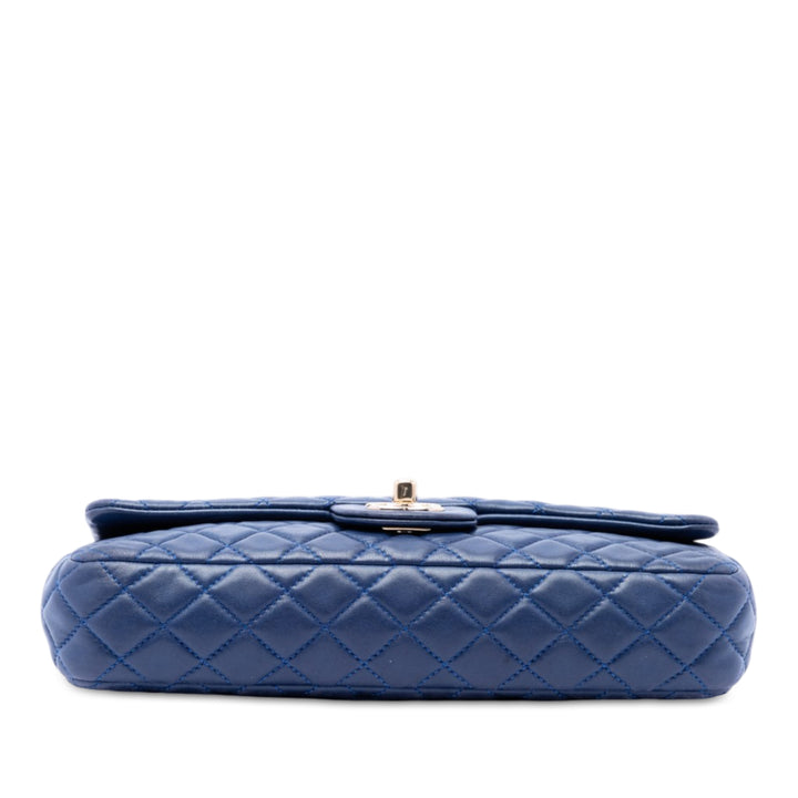 Chanel Sac porté épaule Matelassé Valentine Heart Charms East West à rabat Cuir d'agneau Bleu – vue 3 – GABY PARIS