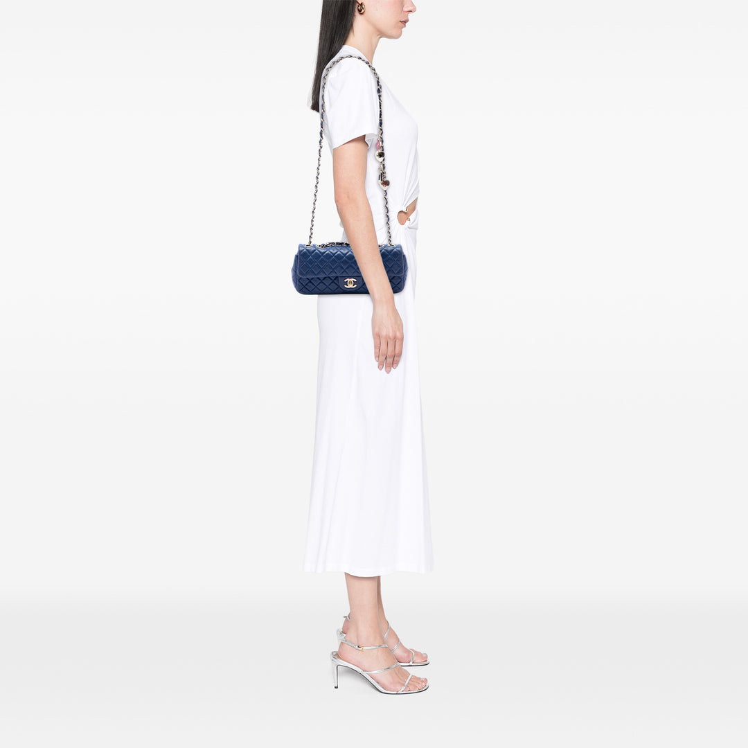 Chanel Sac porté épaule Matelassé Valentine Heart Charms East West à rabat Cuir d'agneau Bleu – vue 6 – GABY PARIS