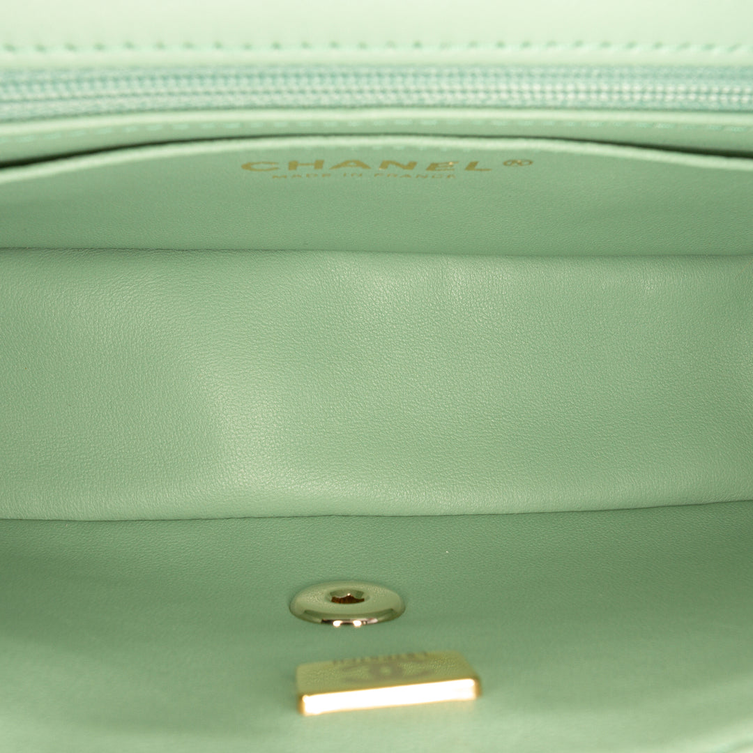 Chanel Rectangulaire Bicolore Matelassé à rabat Mini Cuir d'agneau Vert – vue 4 – GABY PARIS