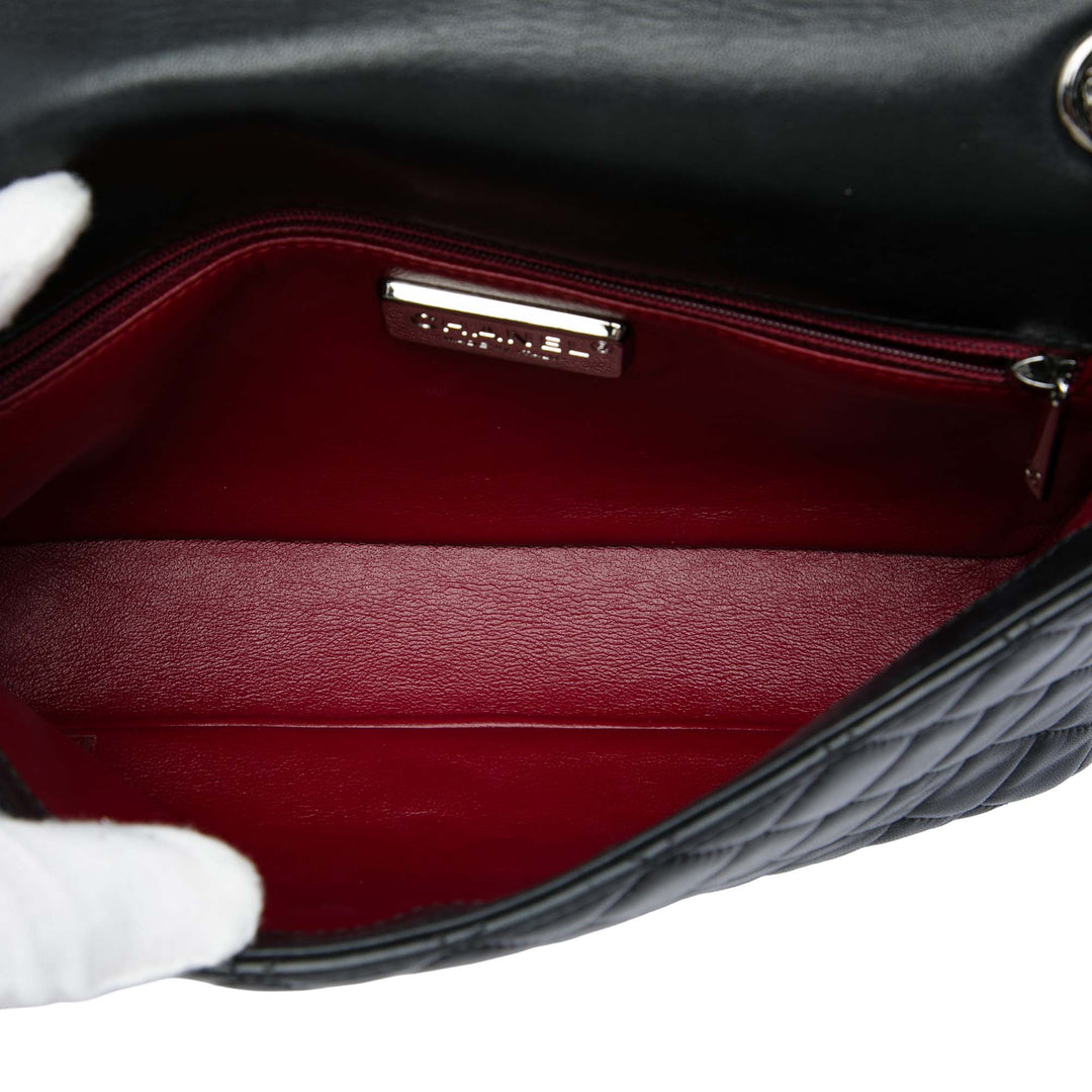 Chanel Matelassé Westminster Perle à rabat Moyen Cuir d'agneau